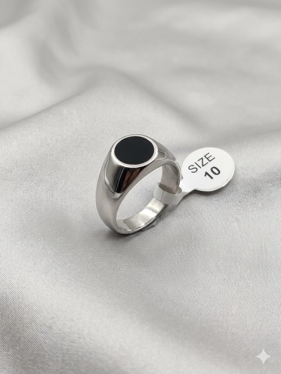 Minimal Black Stone Silver Ring – Classic Signet Edition