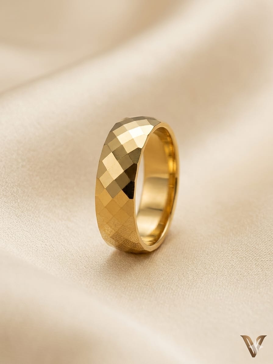 Faceted Gold Band Ring – Premium Minimal Edition